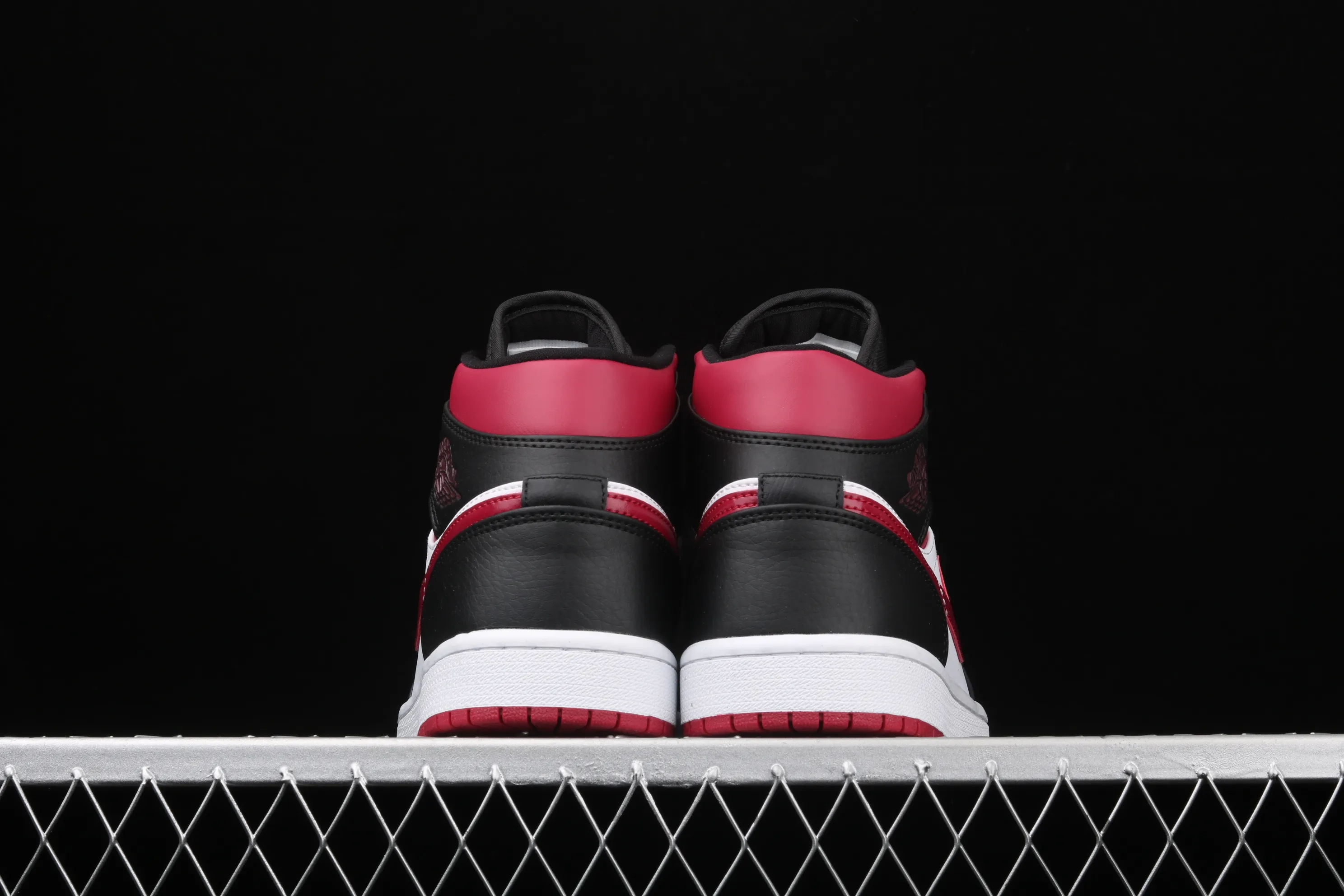 All categories Air Jordan Jordan series basketball shoes Air Jordan 1 Mid Air Jordan 1 Mid AJ1 Joe 1 black and red toe Zhongbang series basketball shoes 554724-066